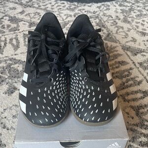 Adidas kids predator freak indoor soccer shoes Size 1 pre owned
